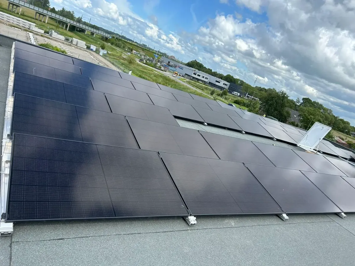 Zonnepanelen op een dak, geïnstalleerd door DV Service