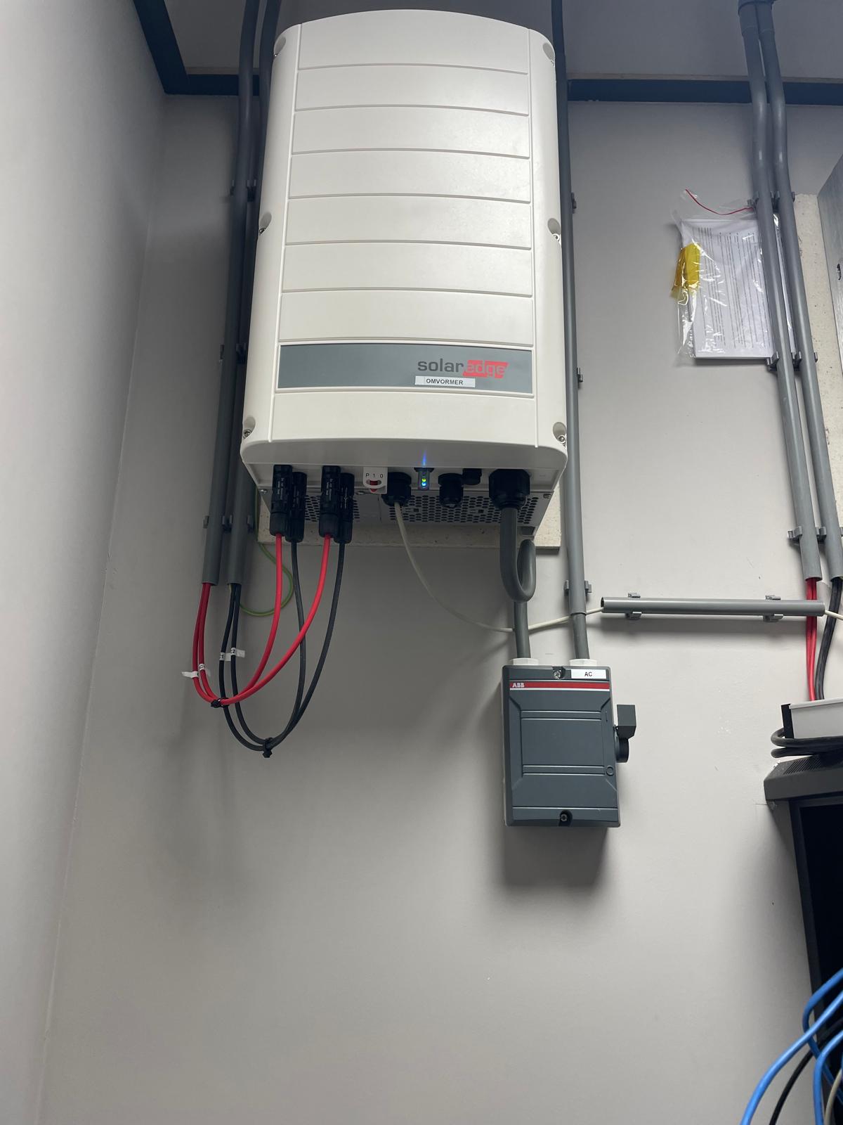 Zonnepanelen installatie op groot dak